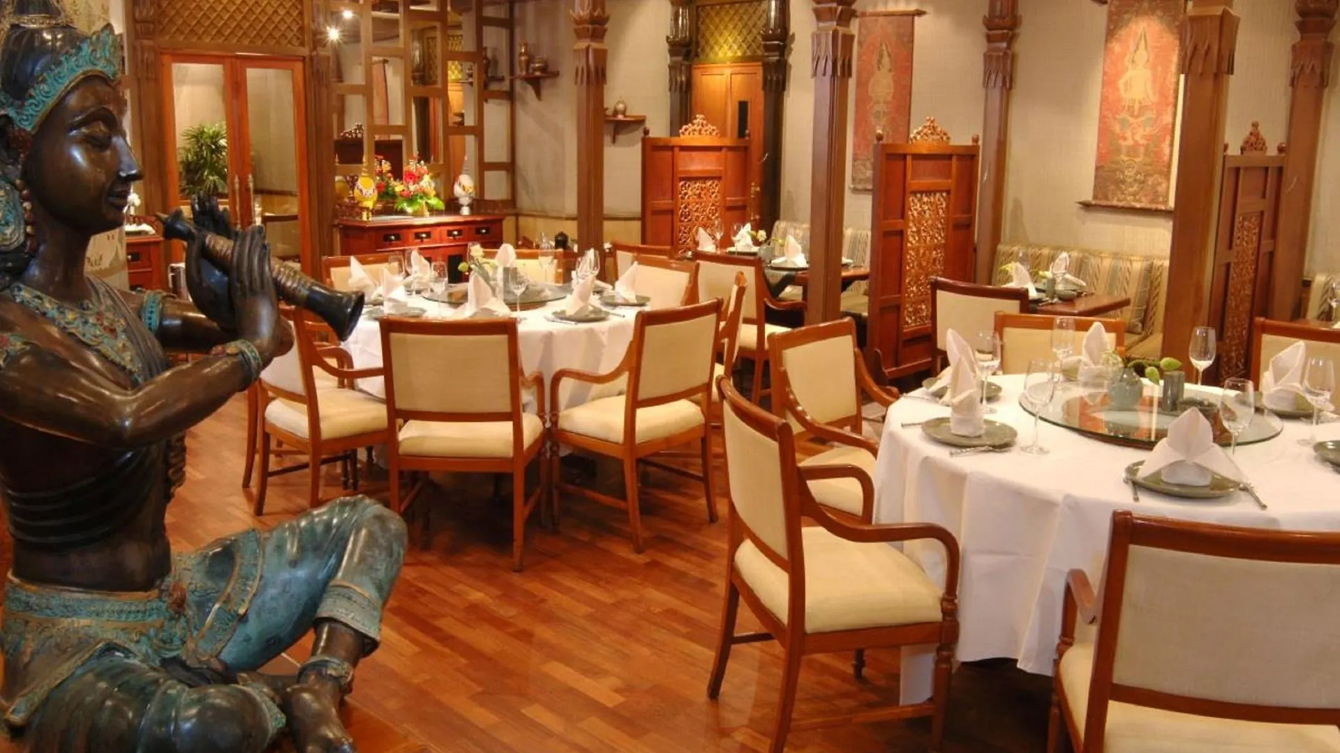 Cinnamon Lakeside Colombo Hotel