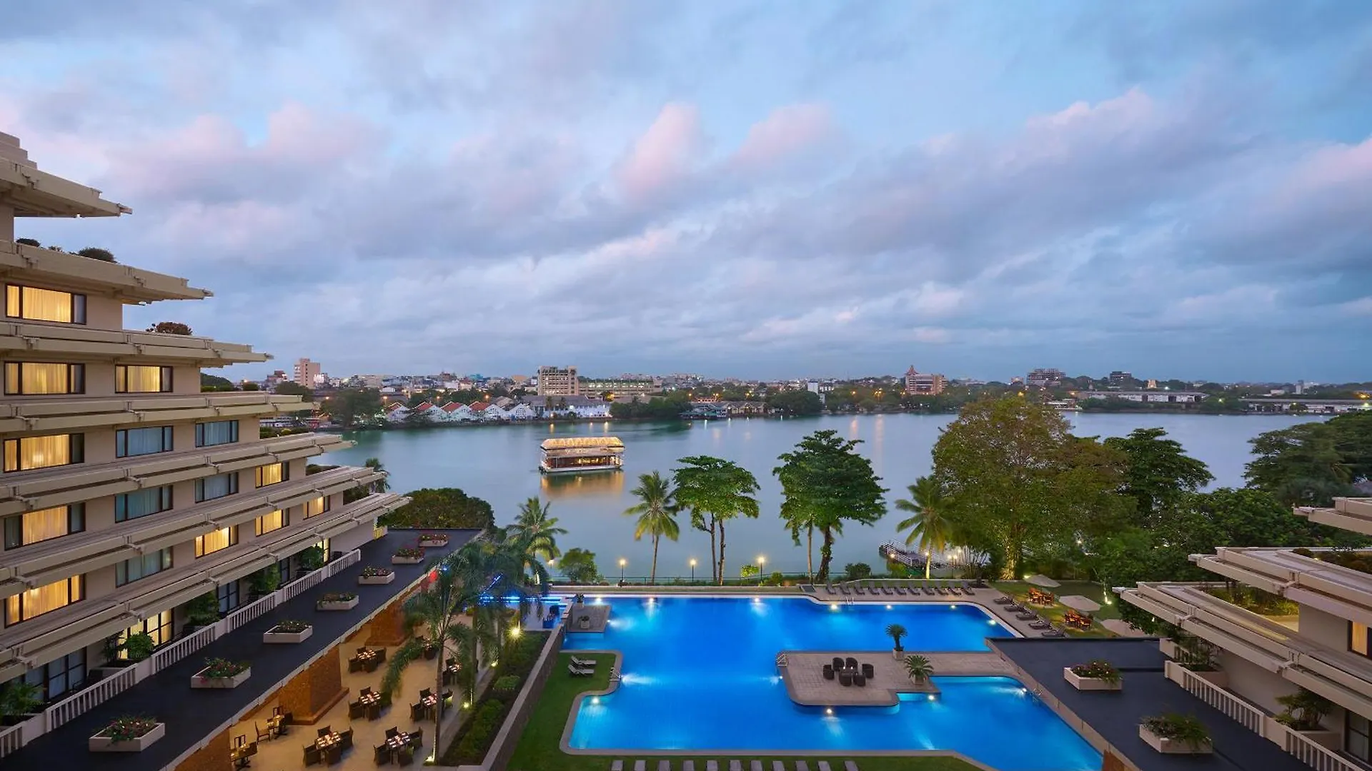 Cinnamon Lakeside Colombo Hotel