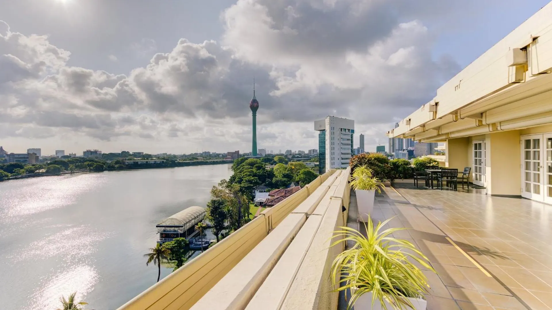 Cinnamon Lakeside Colombo Hotel