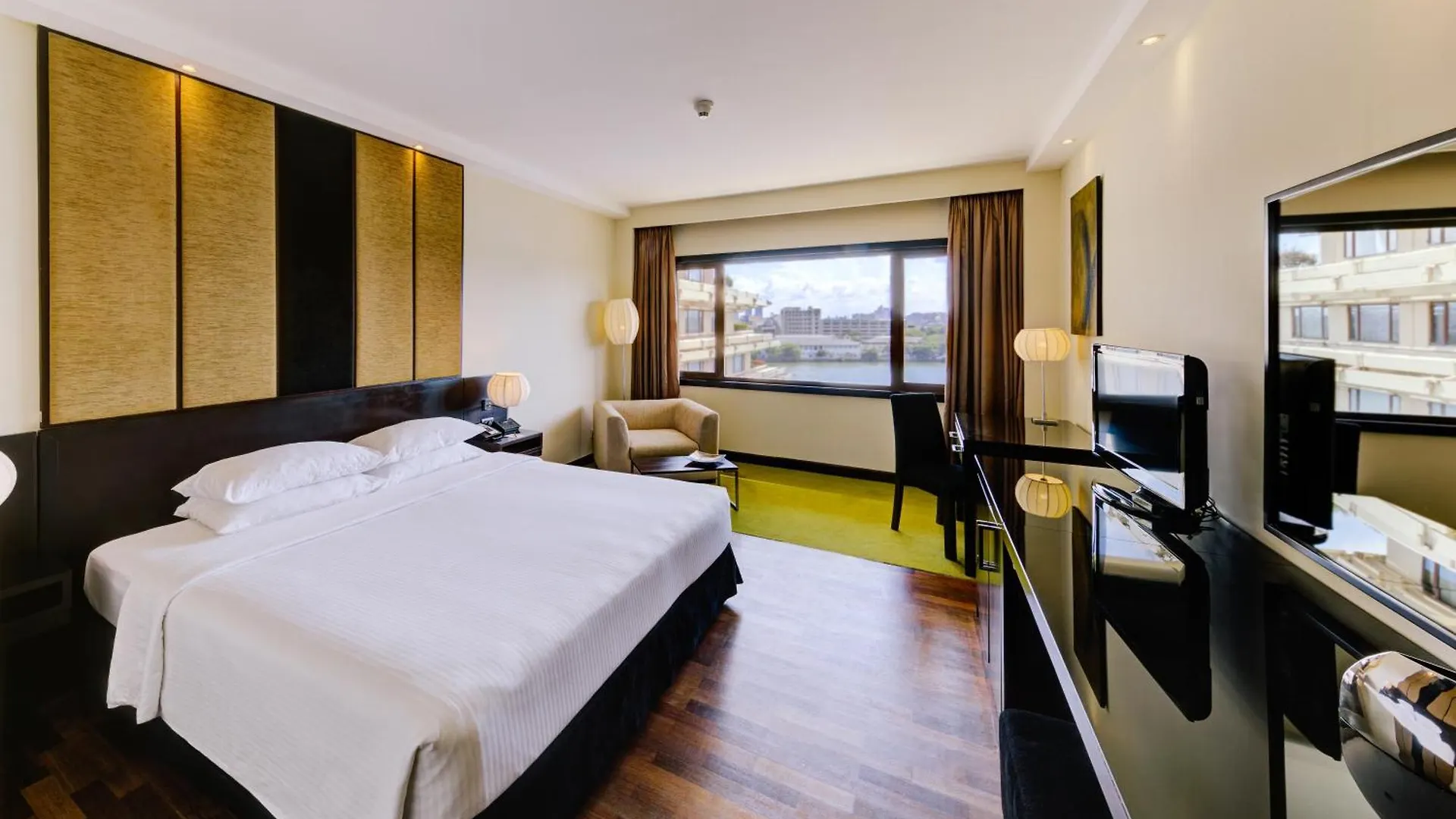 Cinnamon Lakeside Colombo Hotel